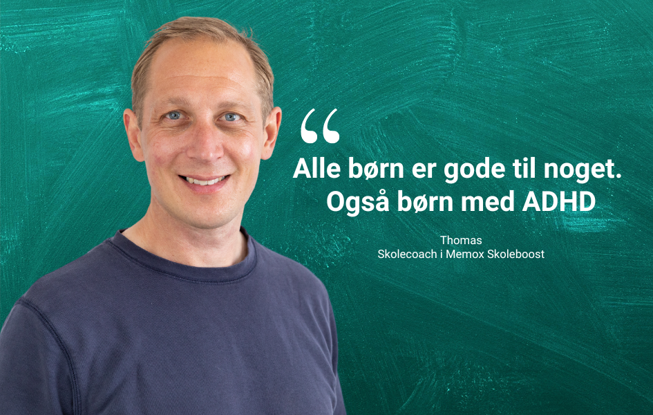 Skolecoach Thomas står foran tavle med et citat om ADHD